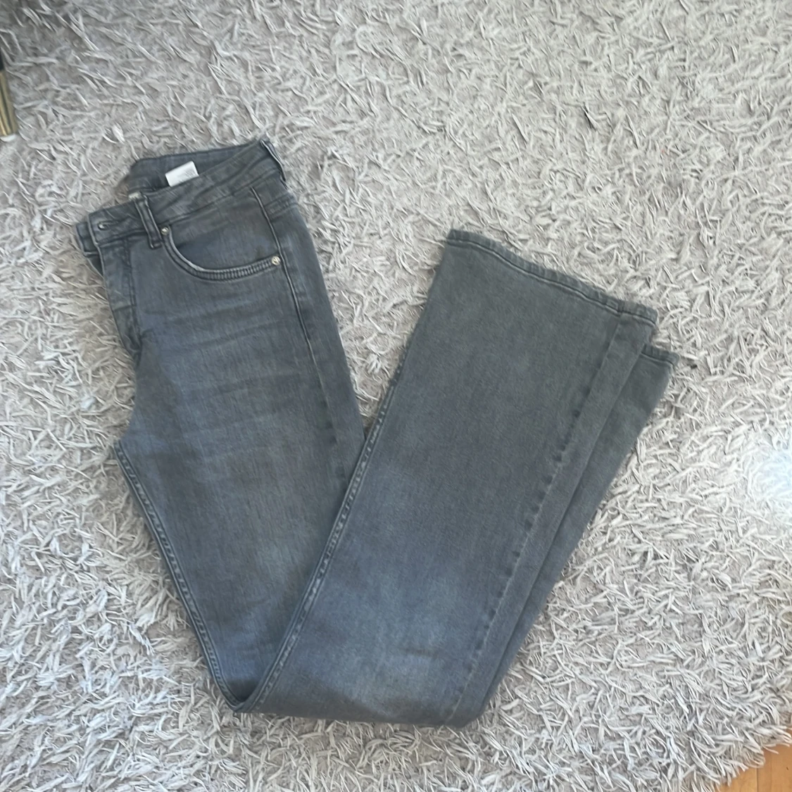 Grå bootcut jeans midwaist
