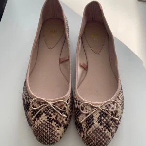 Ballerinaskor med ormmönster från H&M - Snygga ballerinaskor från H&M i beige och brunt ormmönster💞