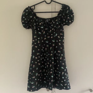 Blommig klänning - Säljer den här så gulliga blommiga klänningen från hm! Aldrig använt med prislappen kvar💗 Köpt för 199 men säljer för 129kr😍