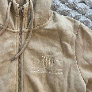 Gant hoodie  - Snygg beige hoodie från GANT i storlek XS. Använd fåtal gånger så i fint skick. Köpt för ca 950kr✨