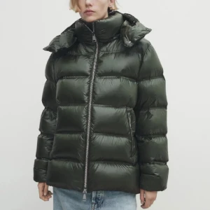 Grön pufferjacka - Dunjacka från massimo Dutti, slutsåld och görs inte längre. Fint skick, inga skador eller skavanker. Mörkgrön, storlek S.