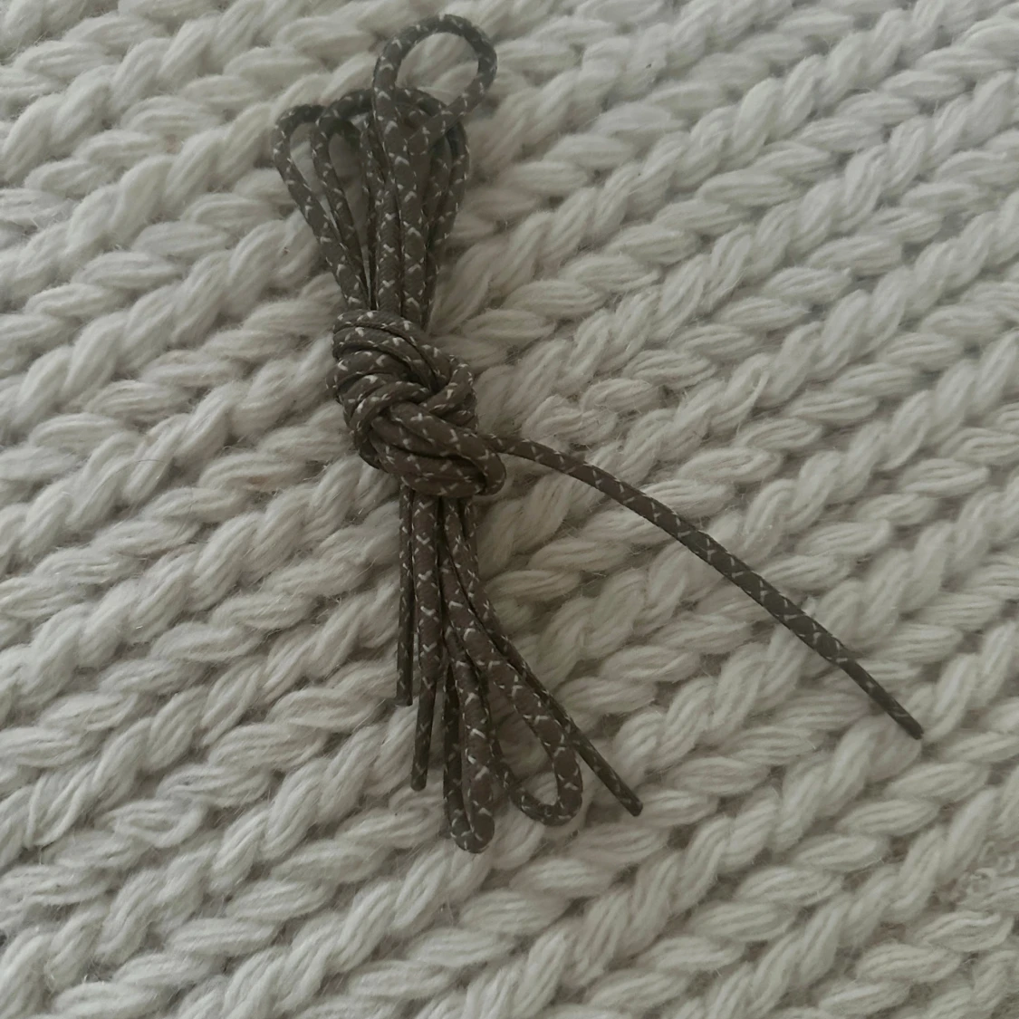 Khaki skosnören med reflexdetaljer