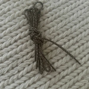 Khaki skosnören med reflexdetaljer - Säljer ett par skosnören med insydda reflexdetaljer som ger en snygg och sportig look. Perfekt för sneakers eller kängor när du vill sticka ut lite extra. Snörena är runda och passar till de flesta skotyper.