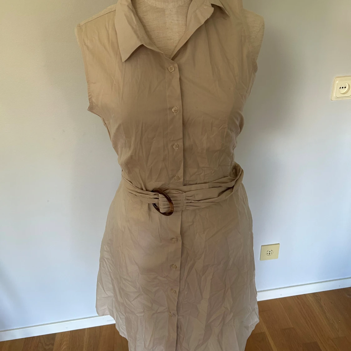 Beige ärmlös skjortklänning med bälte - 1