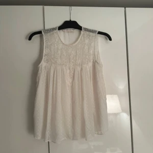 Vit blus från Zara  - Fin topp med 3 knappar på axeln från Zara Fint skick, tvättas innan den skickas💞