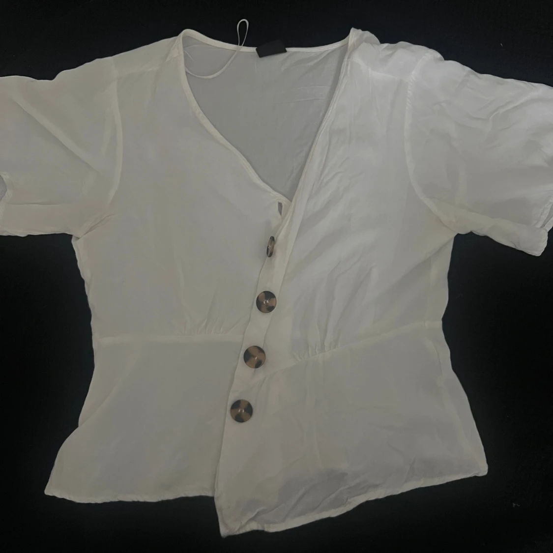 Vit blus med knappar och v-ringning - 1