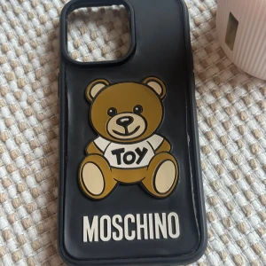 Moschino skal  - Svart moschino skal med en nallebjörn på! Passar IPhone 14-15