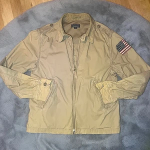 Ralph Lauren overshirt  - | Nu säljer jag en riktigt snygg overshirt från Ralph Lauren | Storlek: S | Skick: 9/10 | Den har en väldigt snygg passform och coola designs | Skriv till mig vid intresse | jag kan gå ner i pris vid snabb affär | 