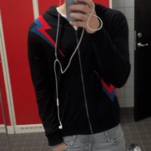 Zadig & Voltaire Kofta  - Hej, säljer nu min extremt fina och eftertraktade kofta från märket Zadig & Voltaire i 100% merinoull till ett oslagbart pris. Koftan är i fint sick men har två små hål (bild 3). Skriv vid funderingar!🌟