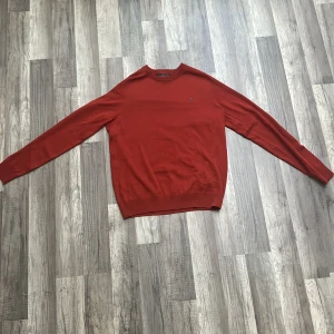 Röd merinoullströja från Morris - Skit fin Morris tröja i toppskick den är helt perfekt nu till hösten och är väldigt bekväm har du frågor hör av dig 