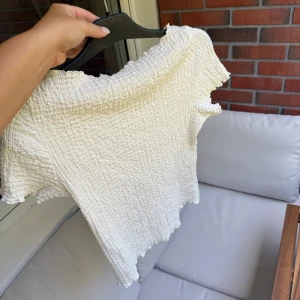 Topp - Säljer denna topp från H&M, ser inte använd ut. Fin i kvaliten och väldigt stretchig💕 säljer då den inte kommer till användning