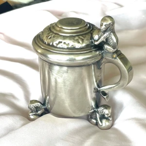 Unikt och antikt tennstop- Nysilver- Harald Nilsson belägen i Stockholm- Sekelskiftet - Säljer ett mycket vackert och antikt tennstop/ ölstop tillverkat av den välkända svenska juvelerarfirman Harald Nilsson som var beläget i Stockholm, tillverkat i slutat av 1800-talet lr början av 1900-talet. *Stämpeln som ser ut som en diamant innehåller bokstäverna H och N och är Harald Nilssons mästerstämpel. *EX PR. NS står för Extra Prima Nysilver *Gripen är en klassisk symbol för Harald Nilsson som visar att han befann sig i Sthlm. Vikt ca 400 gram H 12,5 cm 9,5 cm i diameter omkrets