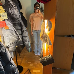 Ljusrosa blus med puffärmar - Supersöt ljusrosa blus med puffiga, transparenta ärmar och rund halsringning. Toppen har en mjuk, slät kropp och ärmarna är i ett tunt, skirt material med resår vid ärmslutet för extra volym. 