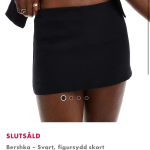 Svart mini skirt från Bershka - Supersnygg svart mini skirt från Bershka med inbyggda shorts som är helt slutsåld. Den var tyvärr för liten för mig och jag hann inte skicka tillbaka i tid. Så helt i nyskick med prislapp kvar endast provad💕 nypris 329kr