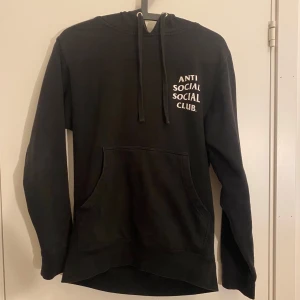 Svart hoodie Anti Social Social Club - Svart hoodie från Anti Social Social Club storlek xs, använd fåtal gånger skriv om ni har frågor.