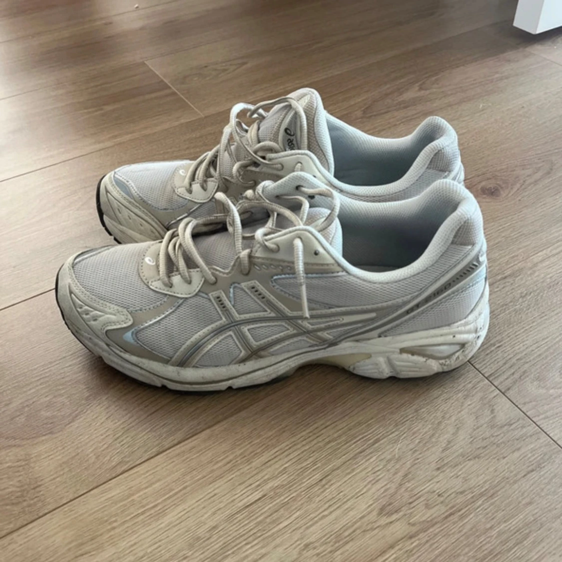 Vita sneakers från Asics