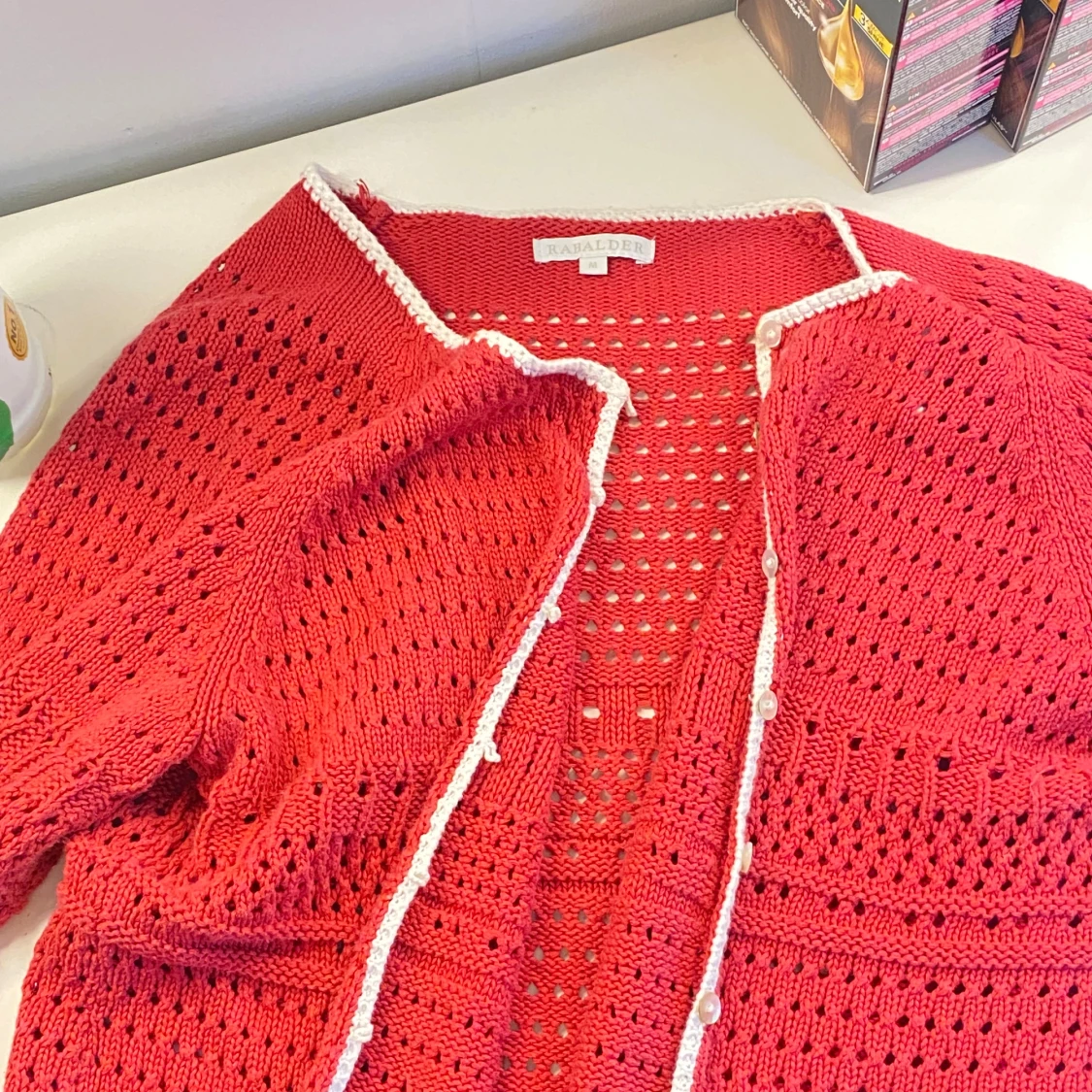 Röd/rosa kofta från Rabalder med vita detaljer