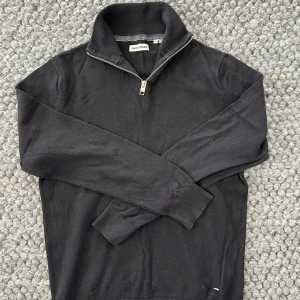 Jack & Jones quarter zip - Säljer stickad tröja från Jack & Jones. Strl S ✅. Passar dig bäst som är ca 170-175cm. Skonsamt använd i mycket bra skick! Hör av dig vid frågor.