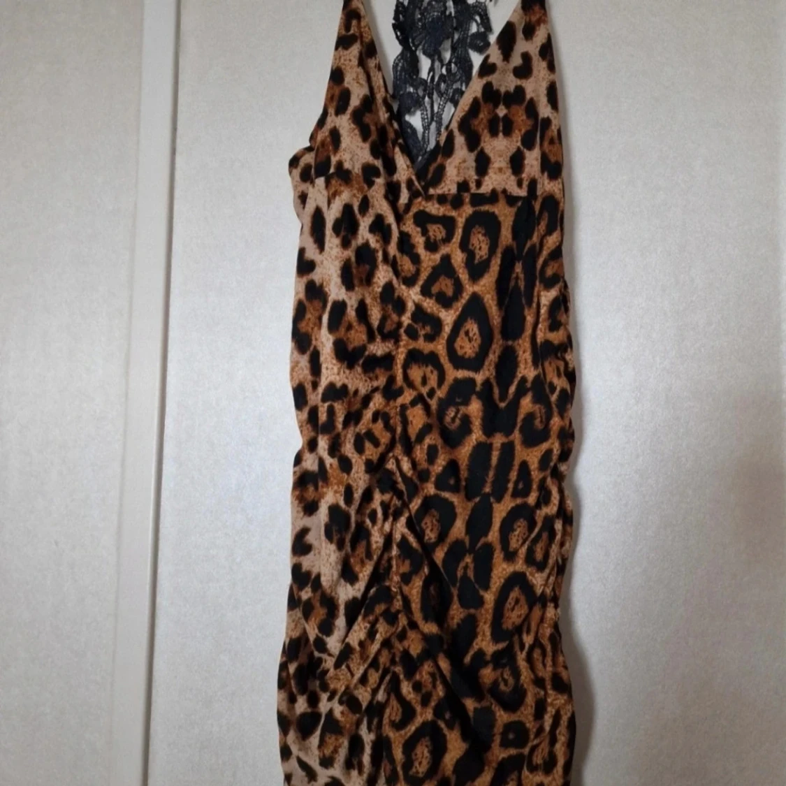 Leopardmönstrad långt linne/kort klänning med spets