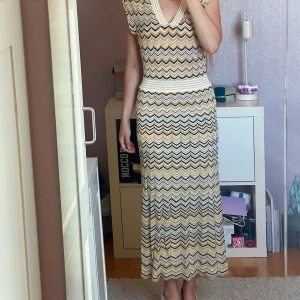 Stickad långklänning  - Supersnygg stickad långklänning med v-ringning, köpt i Frankrike och använd fåtal gånger. Väldigt lik Missoni i design och kvalitet! 