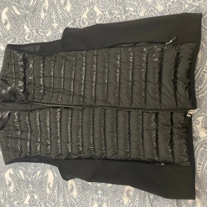 Hugo boss väst - Hugo boss väst nypris 1700kr skriv så kan ja skicka fler bilder