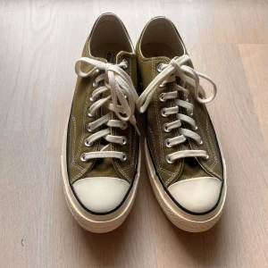 Olivgröna Converse Chuck Taylor strl 42 - Olivgröna chuck taylors i strl 42, oanvända i perfekt skick. Ingen kartong!