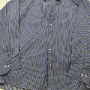 Blå randig skjorta med knappar - Snygg blå skjorta med tunna vita och ljusblå ränder. Klassisk krage och långärmad modell med knappar framtill och på manschetterna. Bröstficka på vänster sida. 