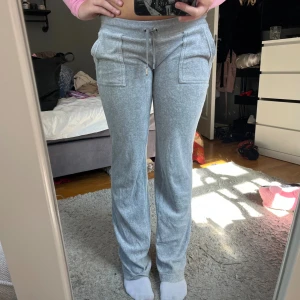 Gråa juicy byxor - Säljer mina gråa lågmidjade juicy byxor. Jag har själv sytt om dom lågmidjade och sedan lämnat in dem till en skräddare. De saknas även en metall bit på banden. Pris kan diskuteras!