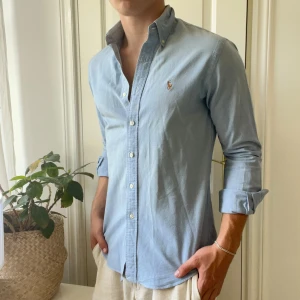 Ralph Lauren skjorta M slim fit  - Ralph Lauren skjorta M slim fit, liten defekt på framsidan som ni ser. Modellen är 180,75 kg! Kom med frågor 🫶