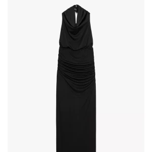 Svart lång halternecklänning - Supersnygg svart långklänning med draperad halsringning, djup i ryggen. Helt oanvänd men prislappen kvar. 