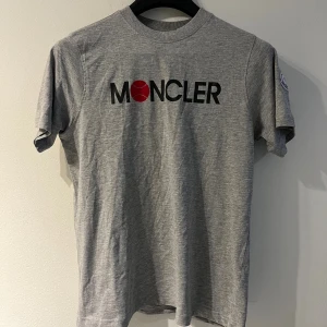 Moncler t shirt - Grå T-shirt från moncler | skick 9/10 | endast använd ett fåtal gånger | Storlek, S | 
