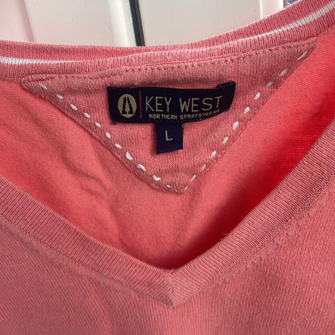 Rosa v-ringad tröja från Key West - 1