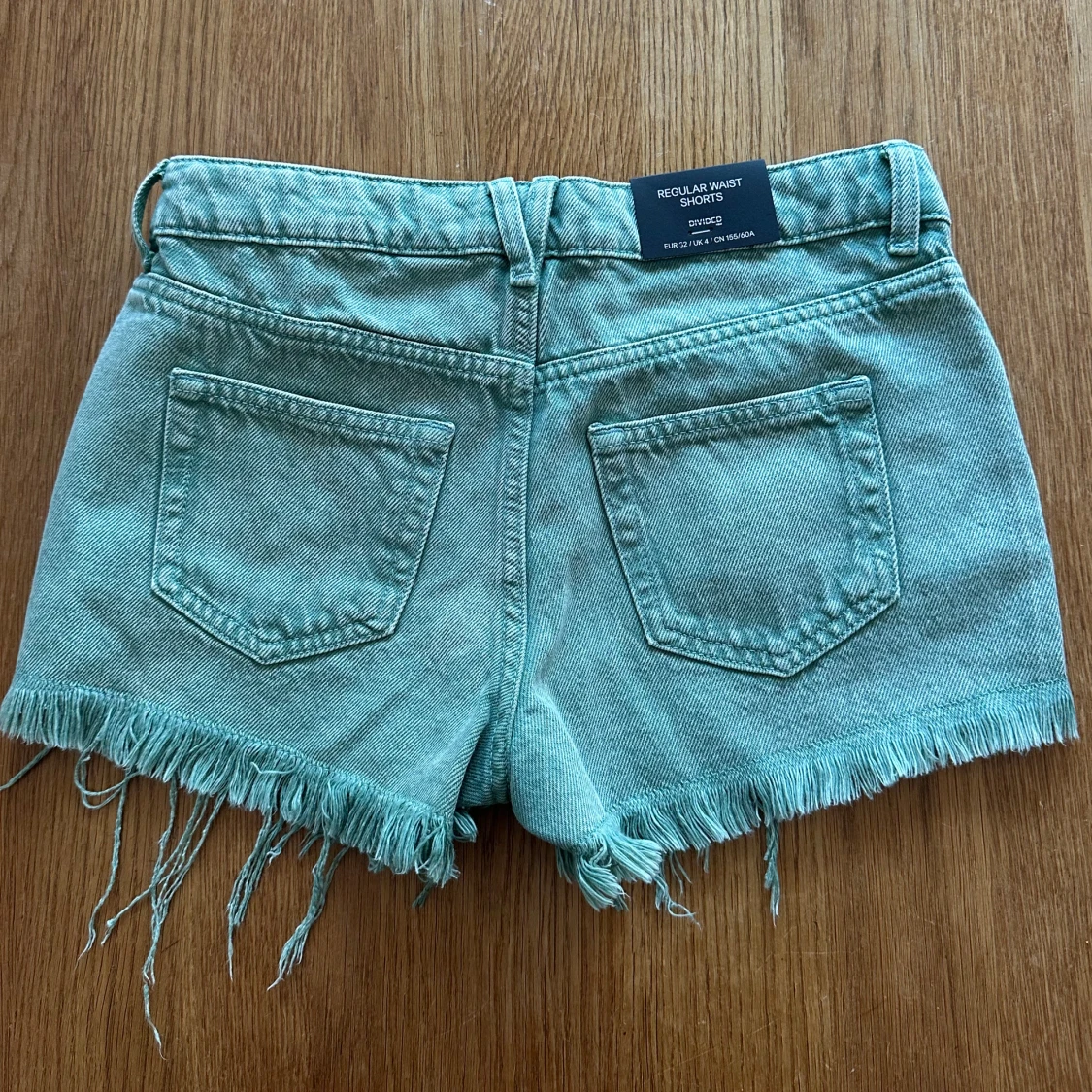 Lågmidjade jeansshorts med fransar - 3