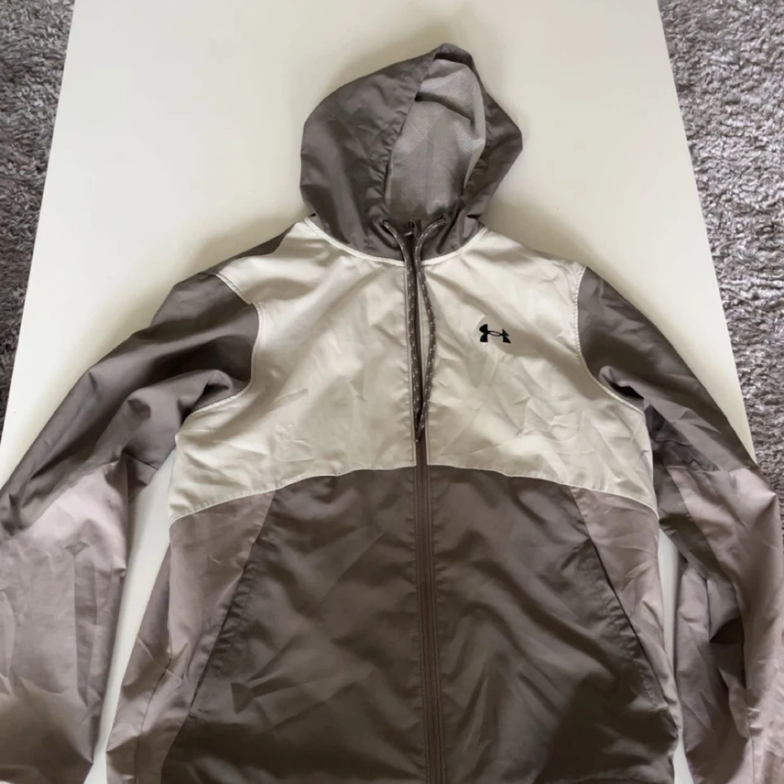 Beige och grå vindjacka från Under Armour