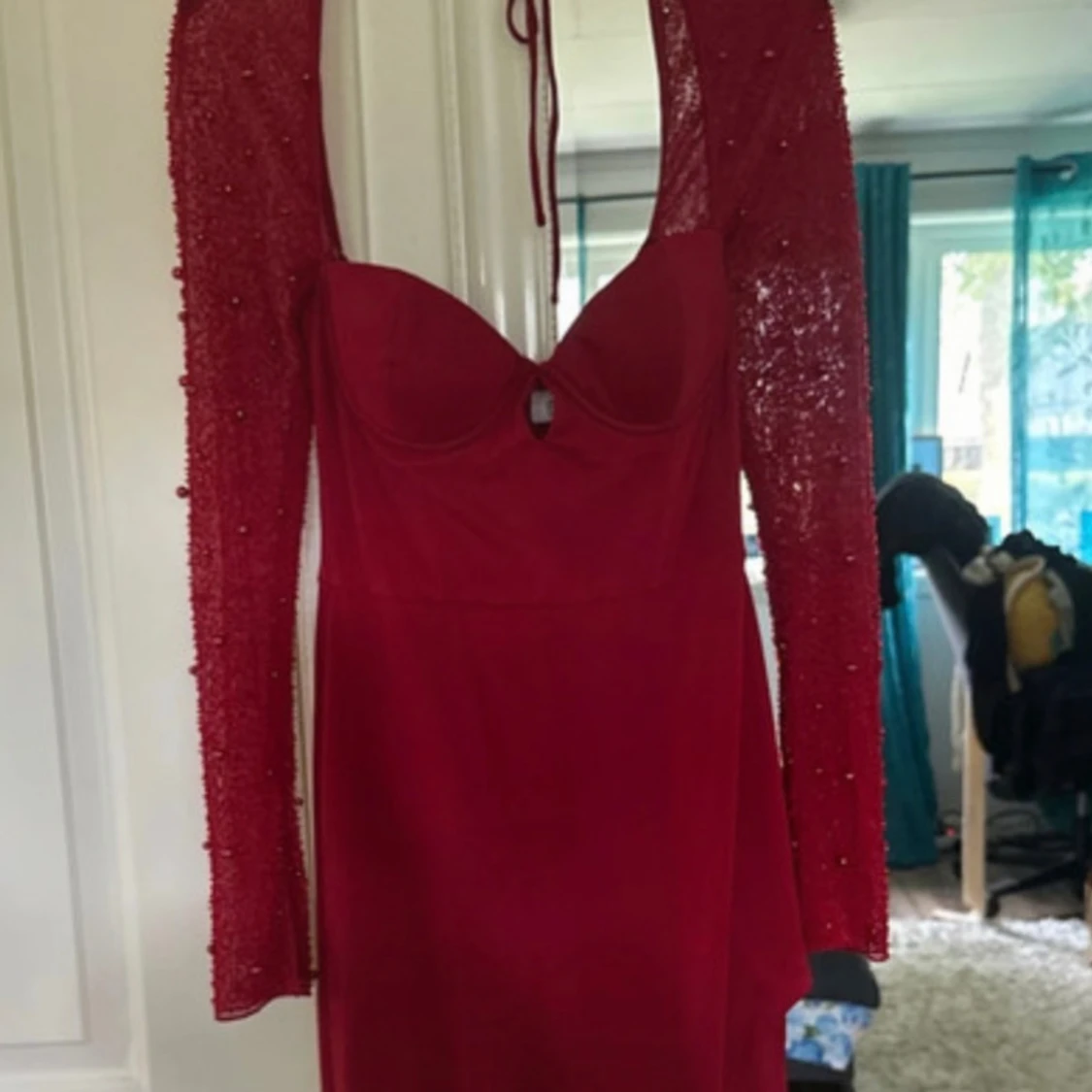 Röd långklänning med pärlade ärmar - 3