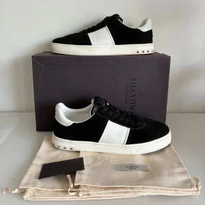 Valentino flycrew skor - Ett par sjukt snygga och framför allt sällsynta svarta Valentino flycrew skor. De är nästintill nya: 9-9,5/10 i skick. Faktorerna som bidrar till denna bedömning är bland annat att mockan ör som ny och att alla nitar är kvar. Det enda tecknet på slitage finns på sulan, men skadorna är minimala och kan visas på begäran. Vidare är alla originella tillbehör inkludera. Dessa syns på första bilden. Skorna är i storleken 42. Skriv gärna vid funderingar!