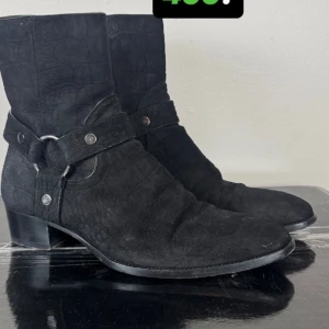 . - söker SLP boots insula 27,5cm till 28cm helst Paris men andra funkar också. alla färger. kan göra byten.
