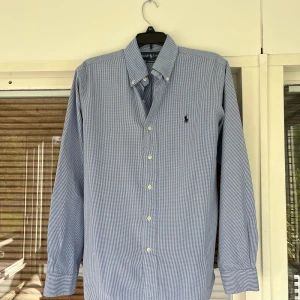 Ralph Lauren skjorta - Storlek M - Säljer denna blå rutiga skjorta då den inte kommer till användning. Skjortan är ny och oanvänd✨. Skick 10/10✅. Stilren och passar till det mesta👔