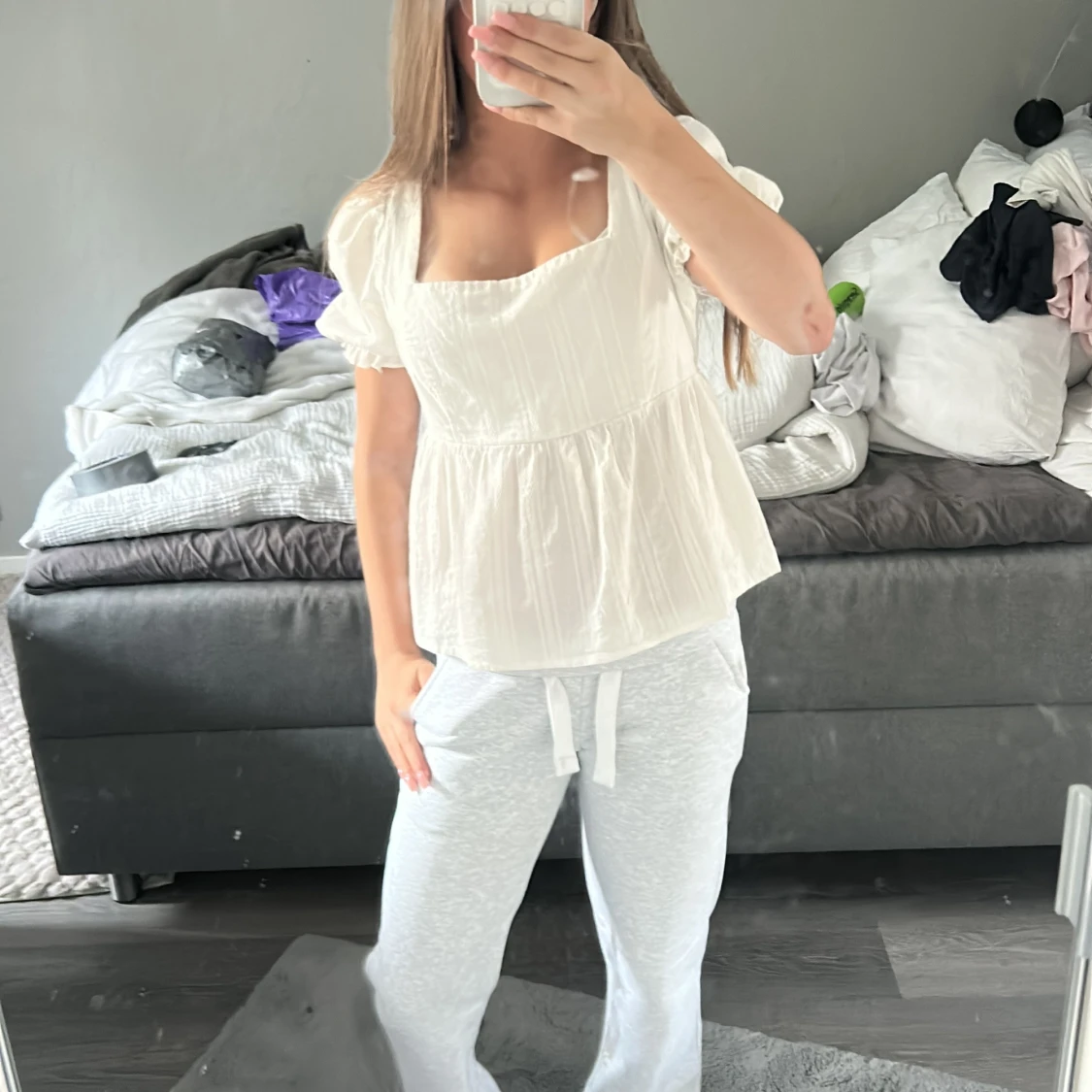 Vit blus med puffärm och knyt i ryggen