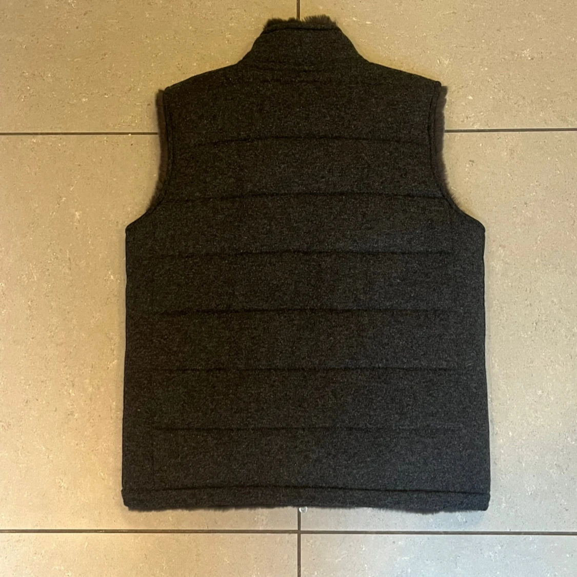 Mörkgrå pälsväst från N.Peal London - 1