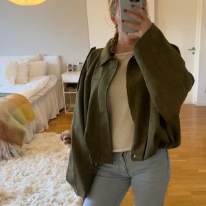 Viral slutsåld bomberjacka i mockaimitation, Zara - Köpte hem två olika storlekar av denna virala supersnygga bomberjackan i mockaimitation. Riktig höstjacka 🍂 helt ny med prislapp & kartong kvar. Stl M & olivgrön/khaki grön. Helt slutsåld på Zaras hemsida. Pris kan såklart diskuteras.