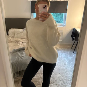 Stickad tröja - Ny stickad tröja i alpackaull från nakd! Slutsåld i storlek S på hemsidan. Köpt för 899, Skriv om du har frågor! Pris kan diskuteras vid snabb affär