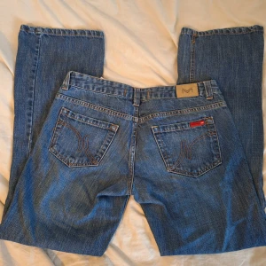 Lågmidjade bootcut jeans - Bilderna är lånade då jeansen inte passade, pris kan diskuteras:)