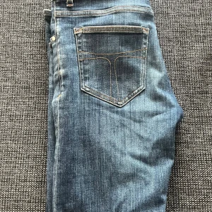 Blå Tiger of Sweden jeans i modellen Evolve 29/32 - Snygga blå jeans från Tiger of Sweden i modellen Evolve storleken är 29/32.