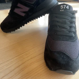 New Balance 574 svarta sneakers - Svarta new balance 574. Säljer då jag ej blev nöjd med köpet. Fick fel skor och sedan orkade jag inte lämna tillbaka, satt ligger bara hemma o skräpar. Vill enbart bli av med de. Pris 225. Storlek (42. Skorna är dessutom aldrig använda 