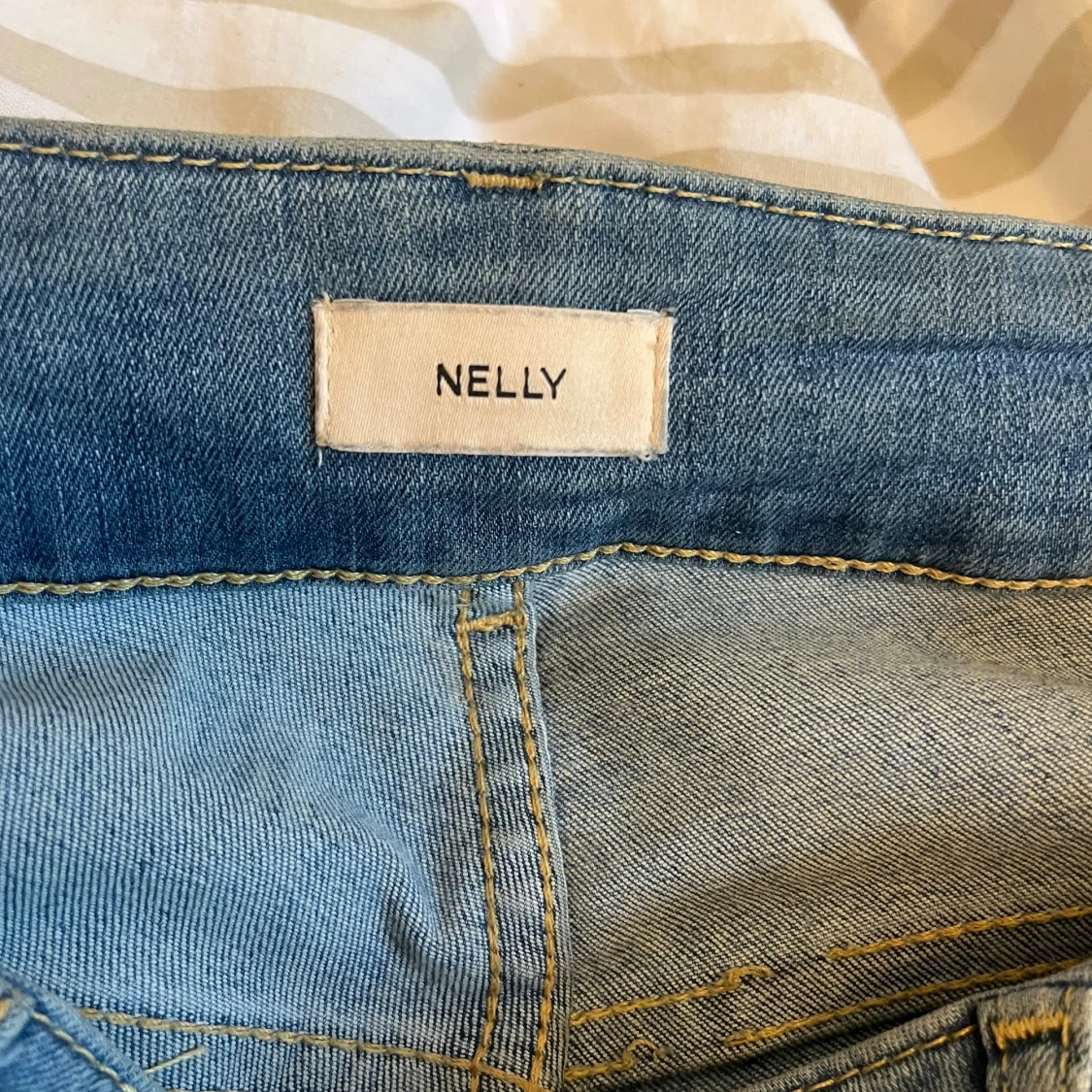 Blå bootcut jeans från Nelly - 2
