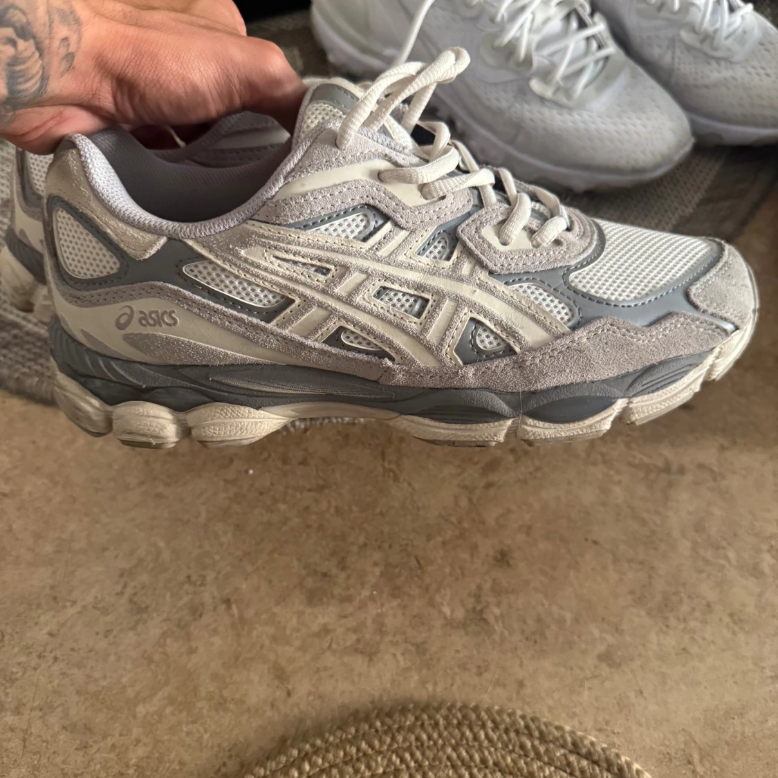 Gråvita Asics sneakers med mesh - 1