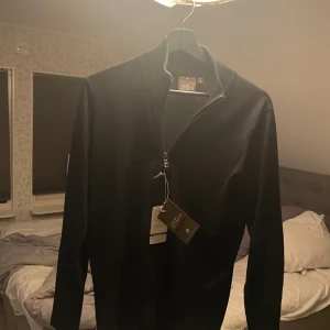 Mörkblå half zip-tröja Oscar Jacobson - Säljer nu min feta tröja från Oscar Jacobsson. Den är i väldigt fint skick den går inte att köpa längre från deras hemsida. Ny pris 2500