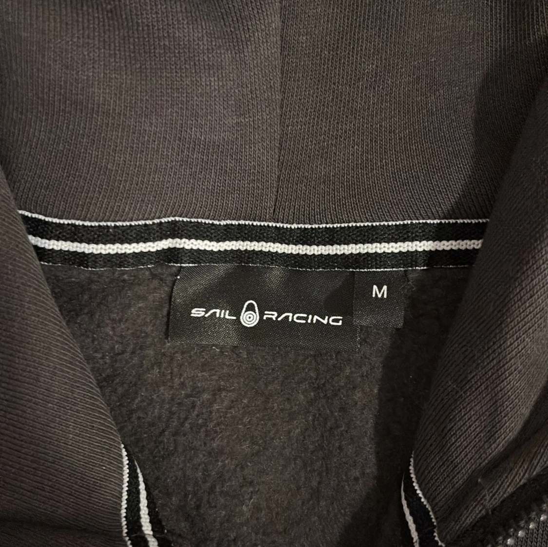 Svart hoodie från Sail Racing M - 2