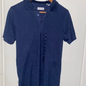 Marinblå pikétröja Jack & Jones XS - Snygg marinblå pikétröja från Jack & Jones i storlek XS. Perfekt för dig som gillar stilrena och enkla plagg.